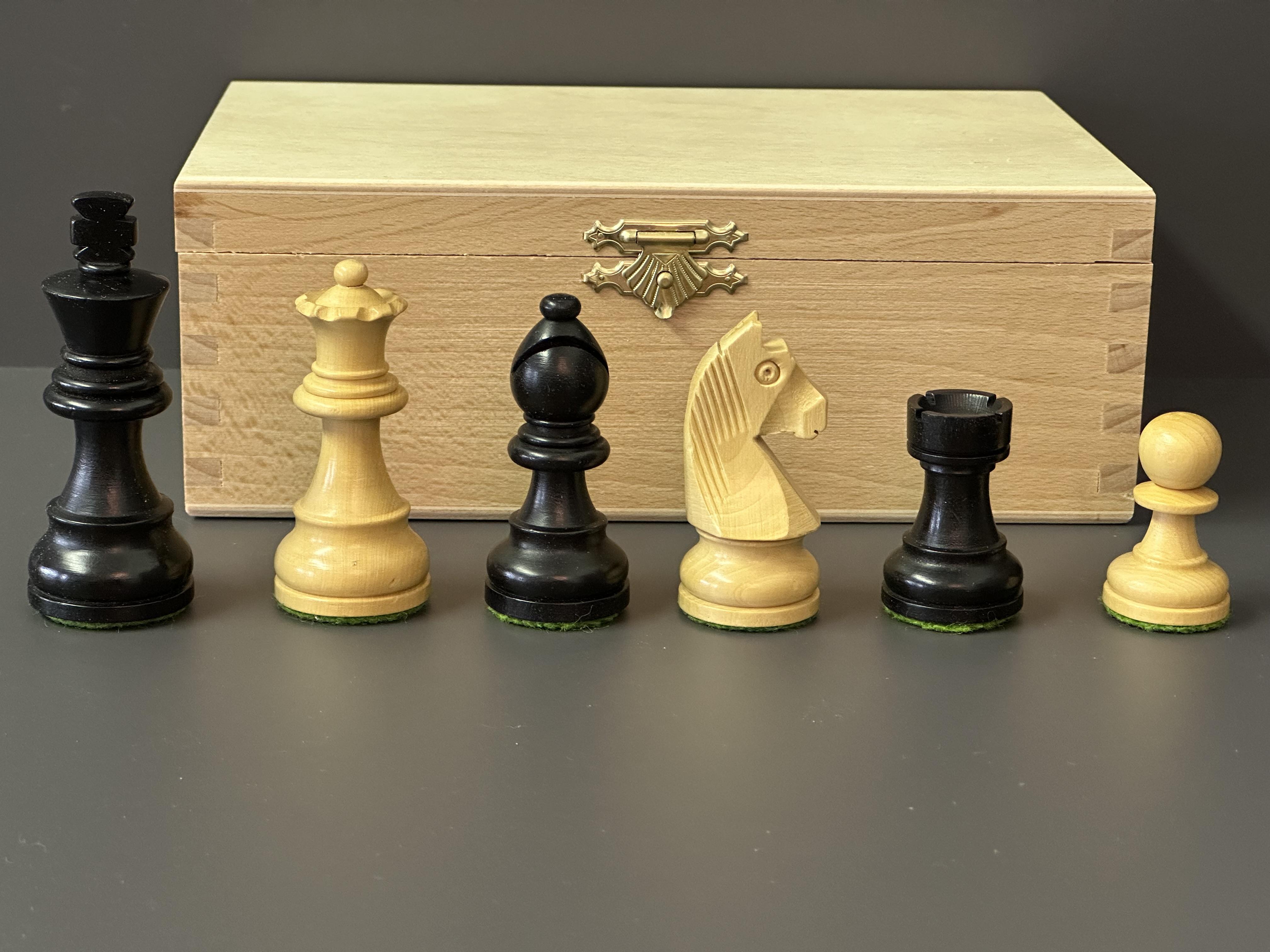 Schachfiguren in Schwarz/Buchsbaum Stauntonform, gebleit, Filz, KH 75 mm
