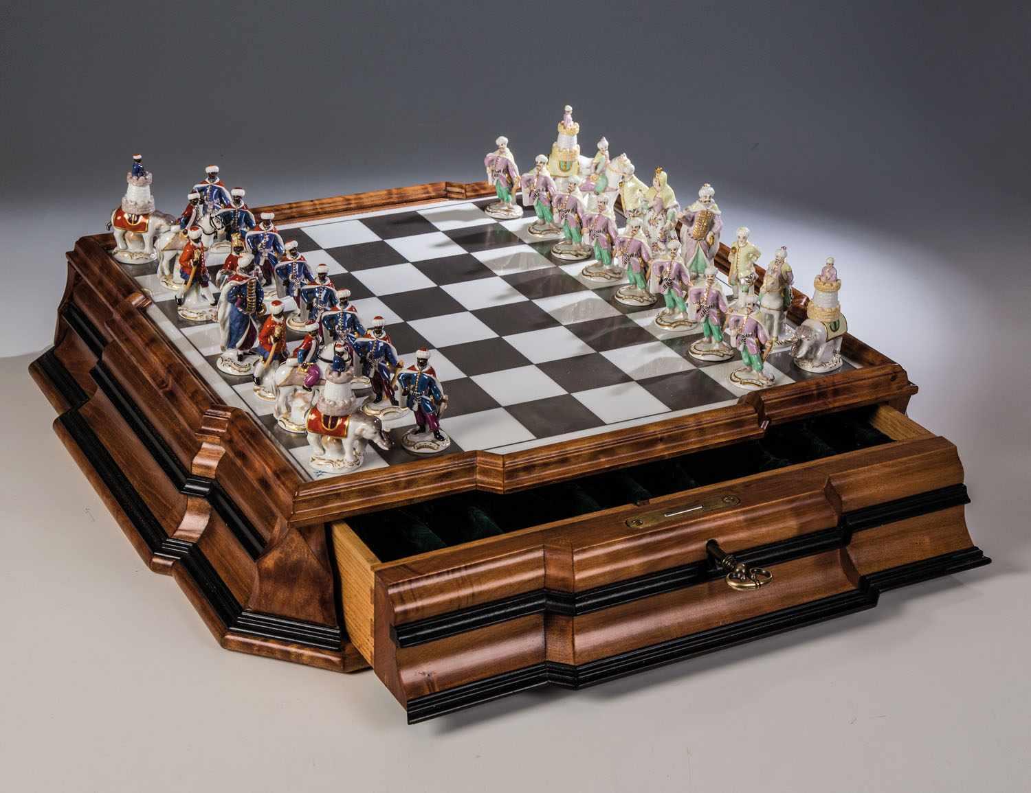 Schach - Brettkasten aus Muschelahorn mit Hornfiguren (weltweit limitiert auf 30 Stück)